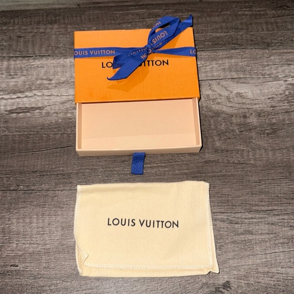 🧡 💯 LV LOUIS VUITTON SMALL SLG BOX & DUSTBAG 🧡 - Picture 2 of 3